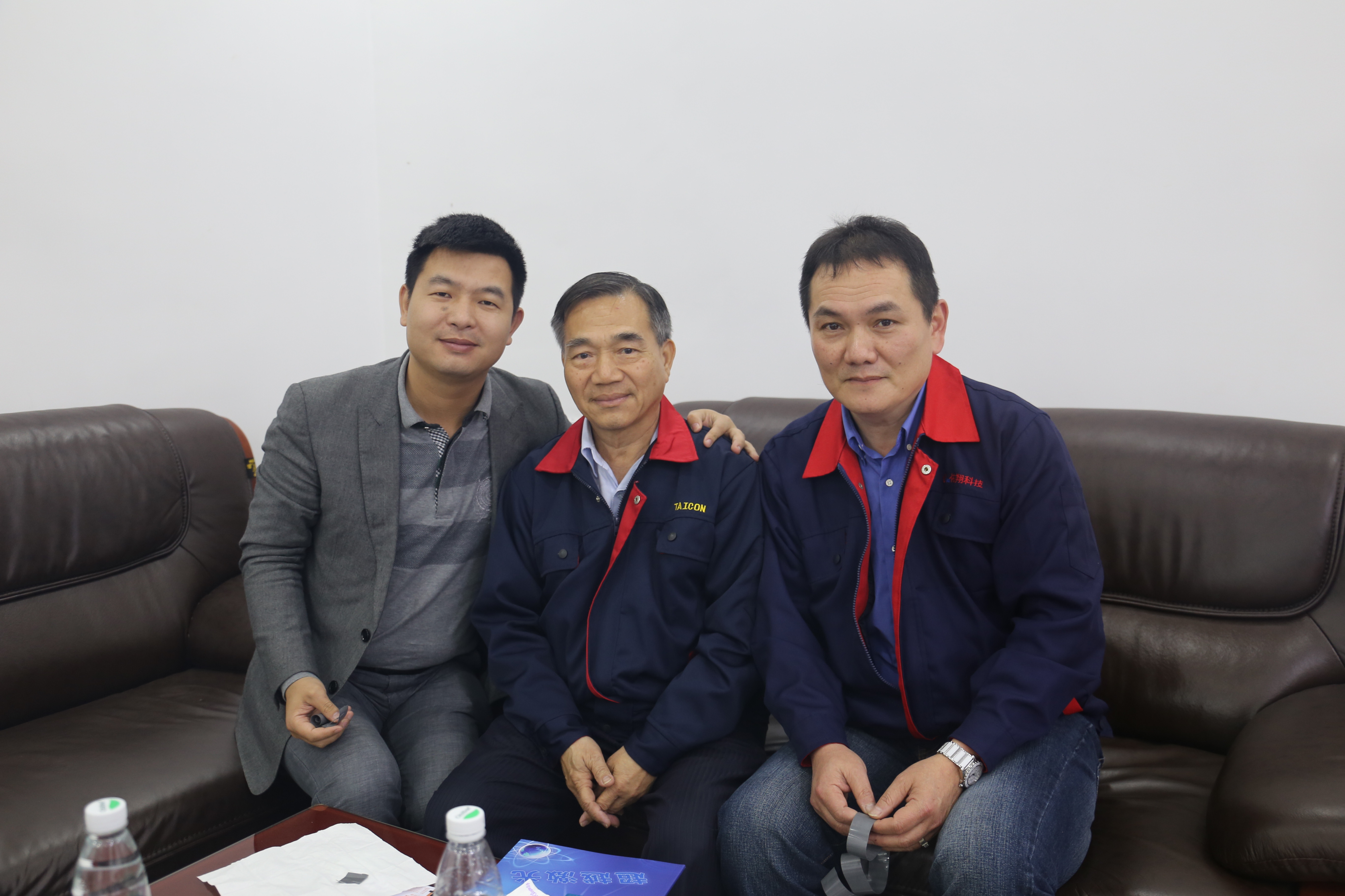 杏盛注册经理与客户合影